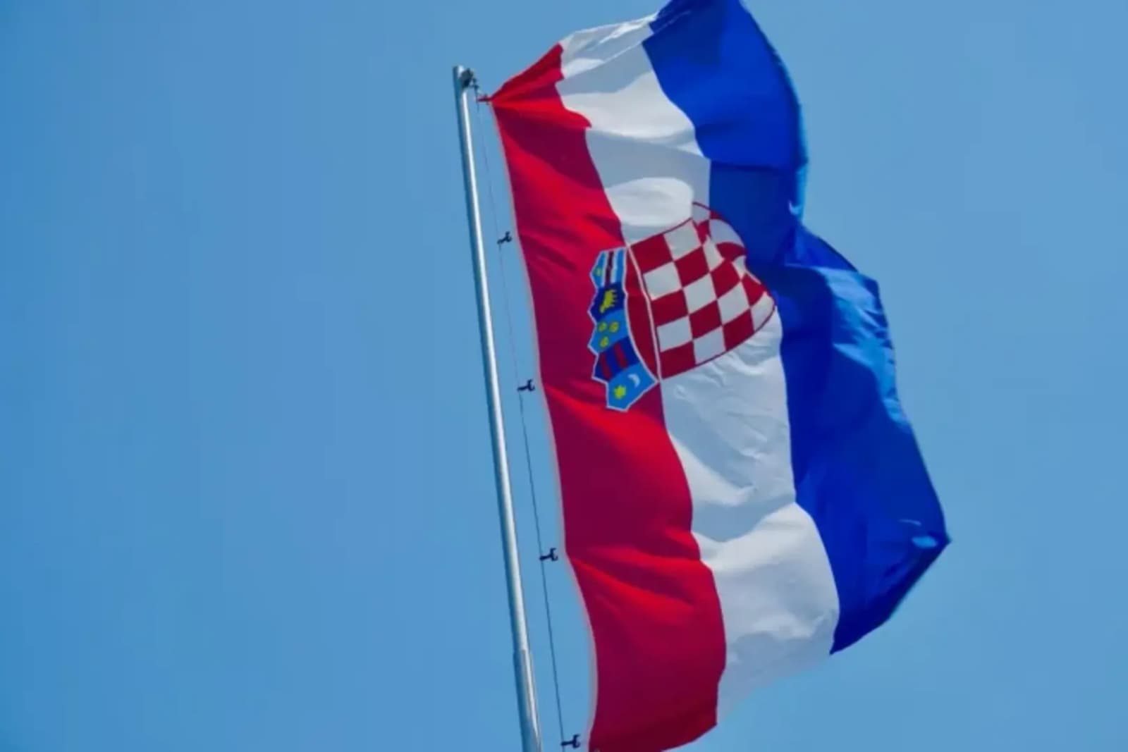Žena u Puli kamenjem gađala hrvatsku zastavu, policija je uhapsila - slika 1
