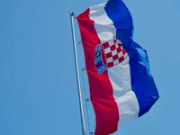 Žena u Puli kamenjem gađala hrvatsku zastavu, policija je uhapsila