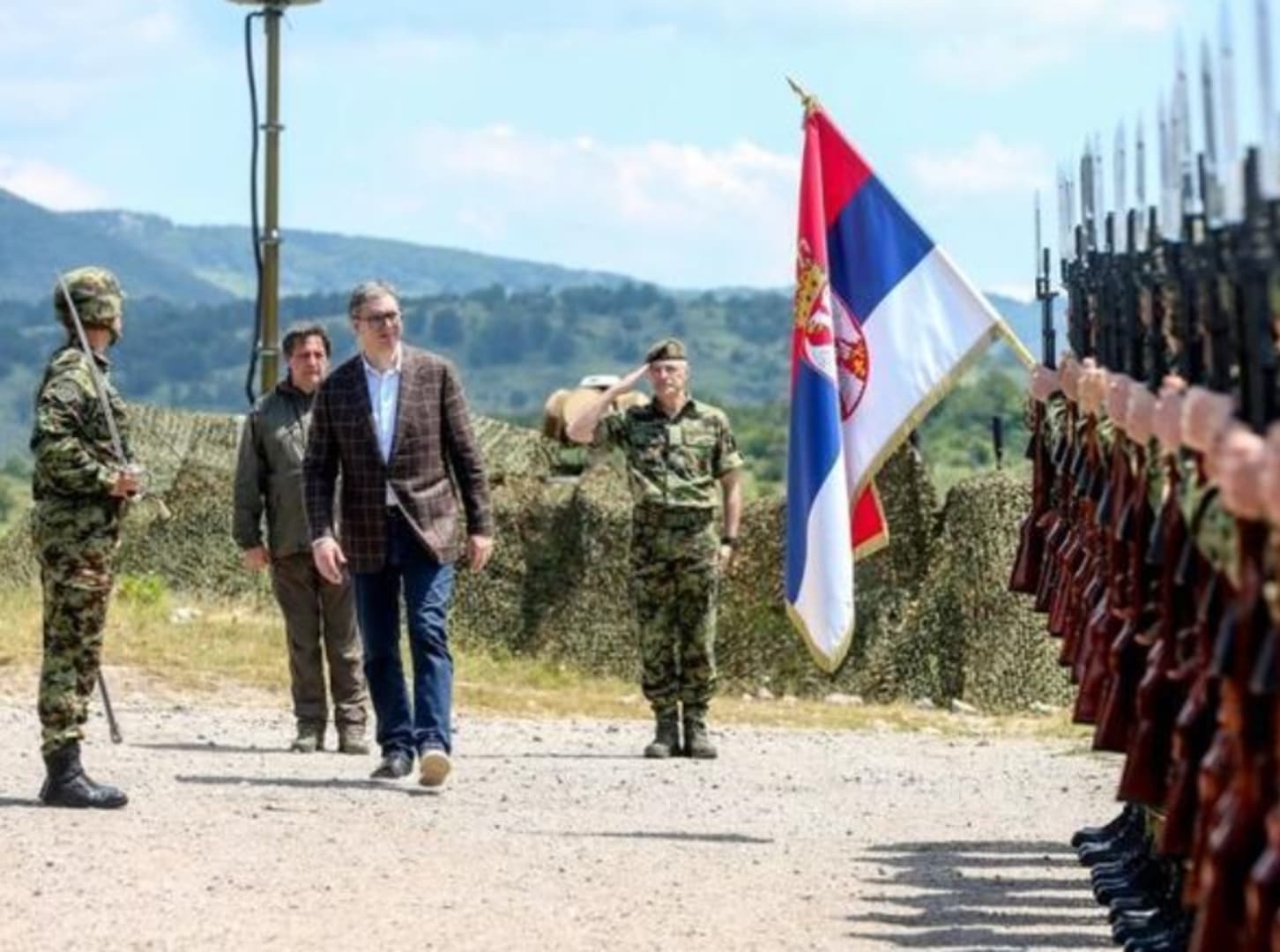 Vučić najavio još tri fabrike dronova: Srbija širi saradnju s Izraelom - slika 1