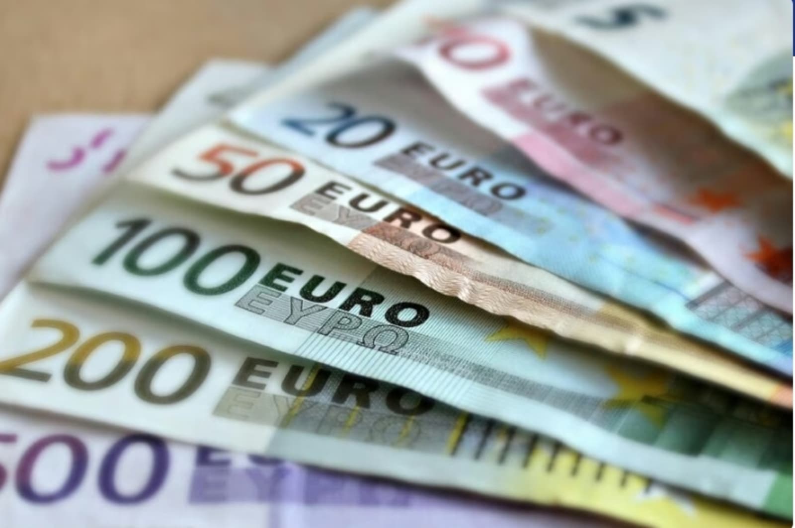 Crna Gora od januara povećava plate: Minimalna će iznositi 1.000 eura dok će penzije biti iznad 500 eura - slika 1