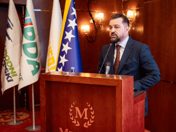 Ogrešević i Pirić u Tuzli: Patriotizam se vidi u novoj cesti, radnom mjestu, bolnici i dobroj školi