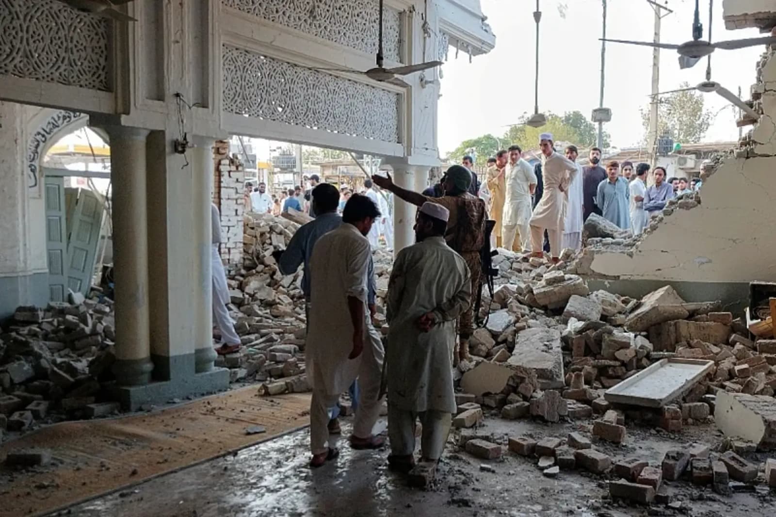 Samoubilački napad tokom džuma-namaza u Pakistanu, poginula najmanje 21 osoba - slika 1