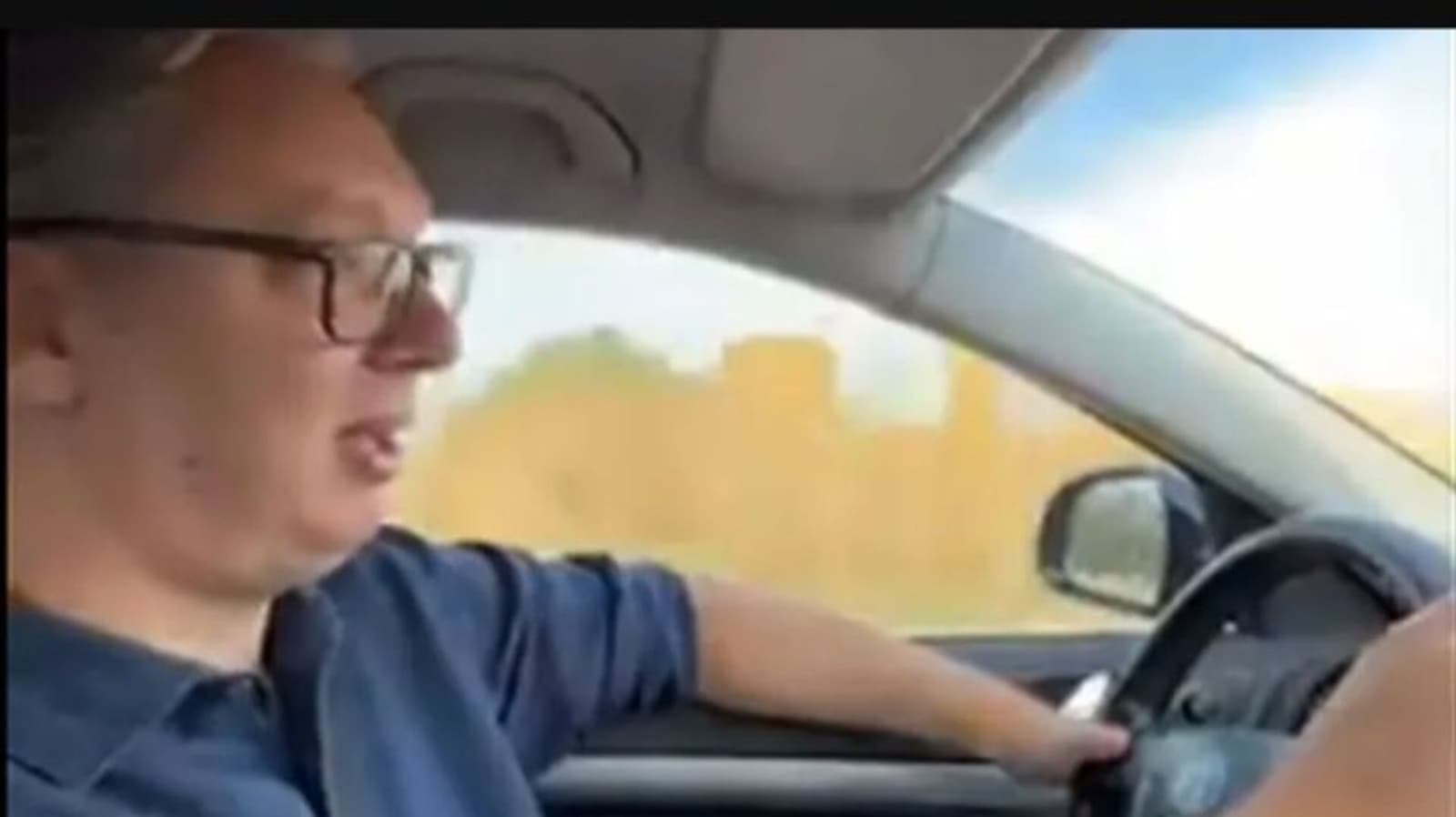 Vučić zapjevao u kolima - slika 1