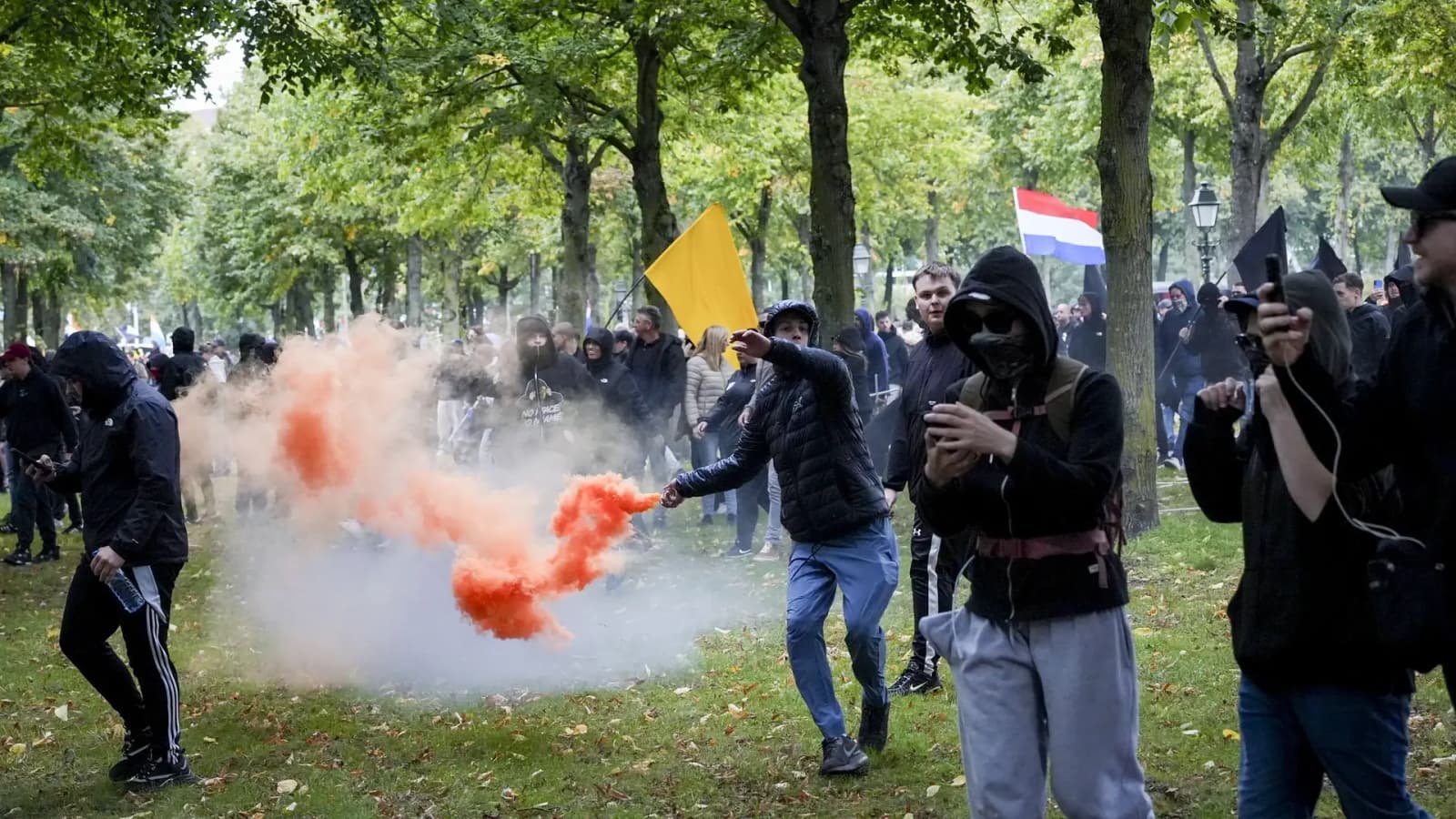 Policija prekinula divljanje krajnjih desničara u Hagu: Hitlerovi pozdravi, antisemitski povici i napadi na policiju - slika 1
