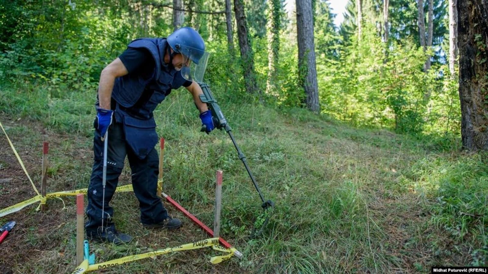 BiH bi mogla čekati do 2045. da bude očišćena od mina: Deminera upola manje, donatorski novac nestaje - slika 1
