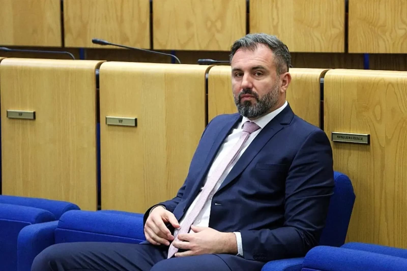Igor Stojanović odgovorio Amidžiću: Da li govorite o crkvi u kojoj je patrijarh služio opelo zločincu Mladiću? - slika 1