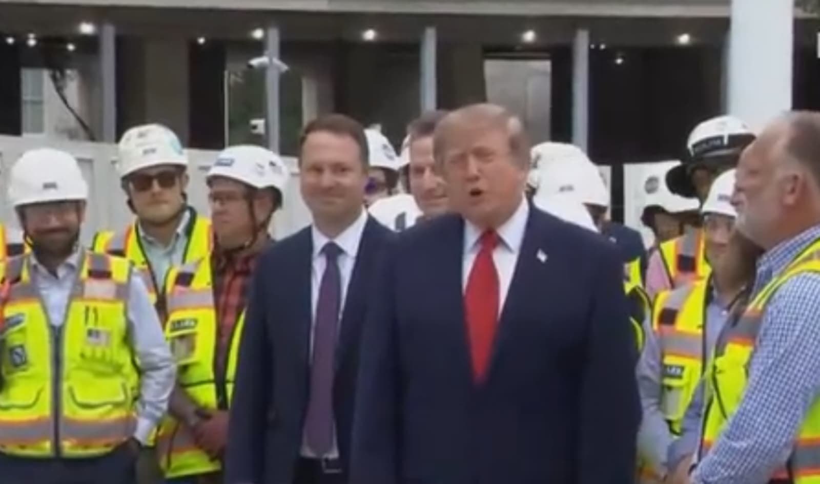 Trumpu se rat s medijima vratio kao bumerang: Pričao je, ali niko ne zna šta jer nije bilo mikrofona - slika 1