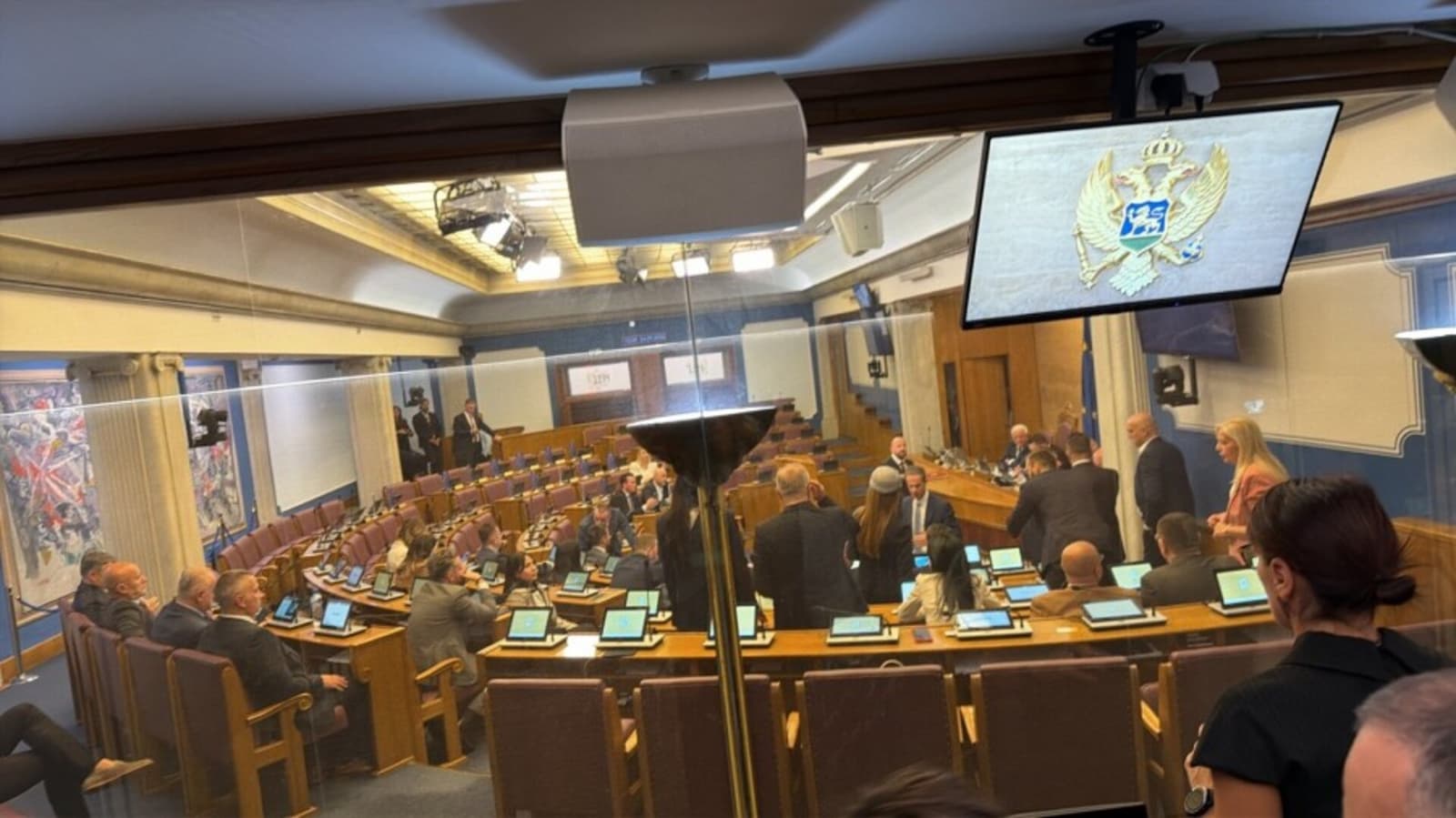 BURNO U CRNOJ GORI: Mandić nije dopustio svoju smjenu. Poslanici napustili sjednicu - slika 1