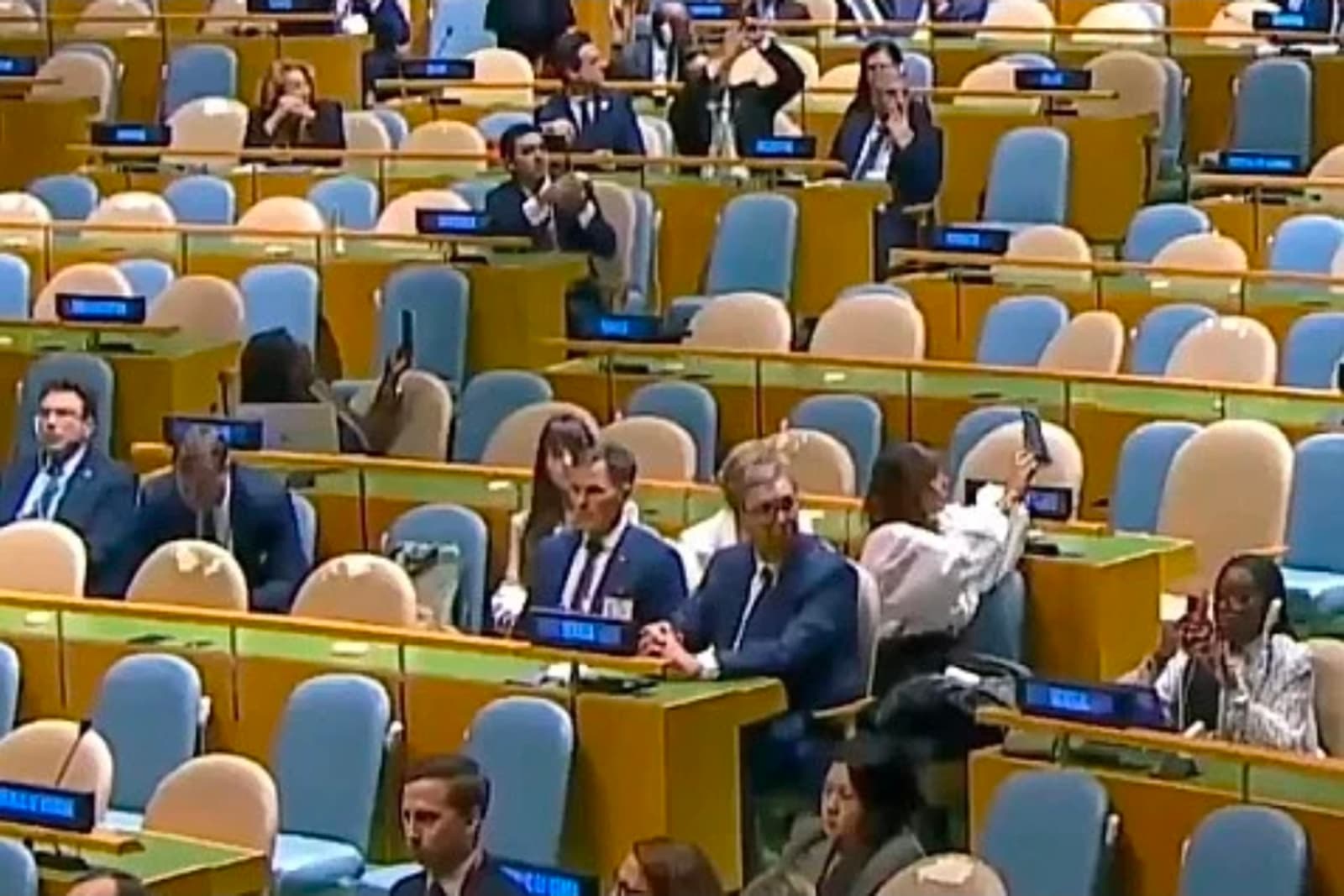 Vučić među onim koji su ostali tokom govora Netanyahua na Generalnoj skupštini UN-a - slika 1