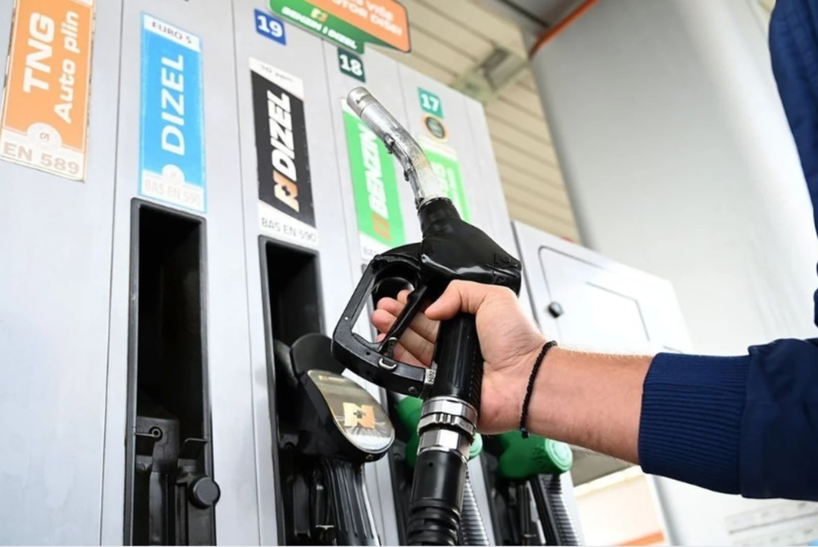 Vlada Rs-a za jeftinije gorivo potrošila 9,85 miliona KM: Građanima vraća 10 feninga po litru - slika 1