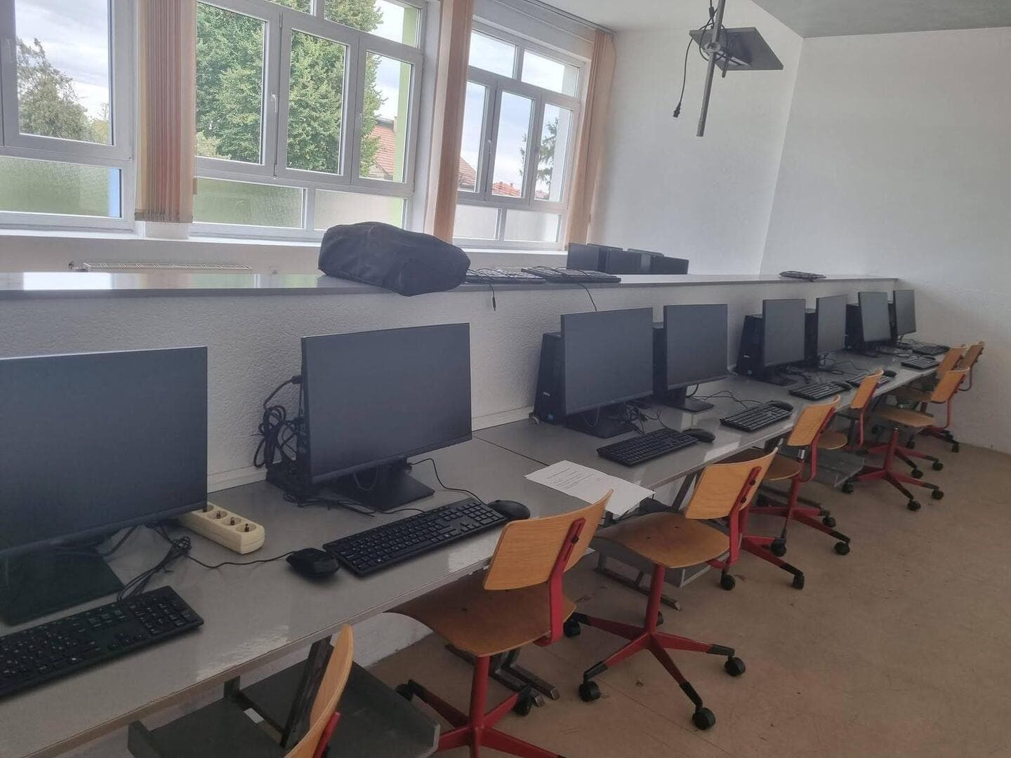 Više od 70 povratničkih škola dobilo „pametne učionice“ - slika 3
