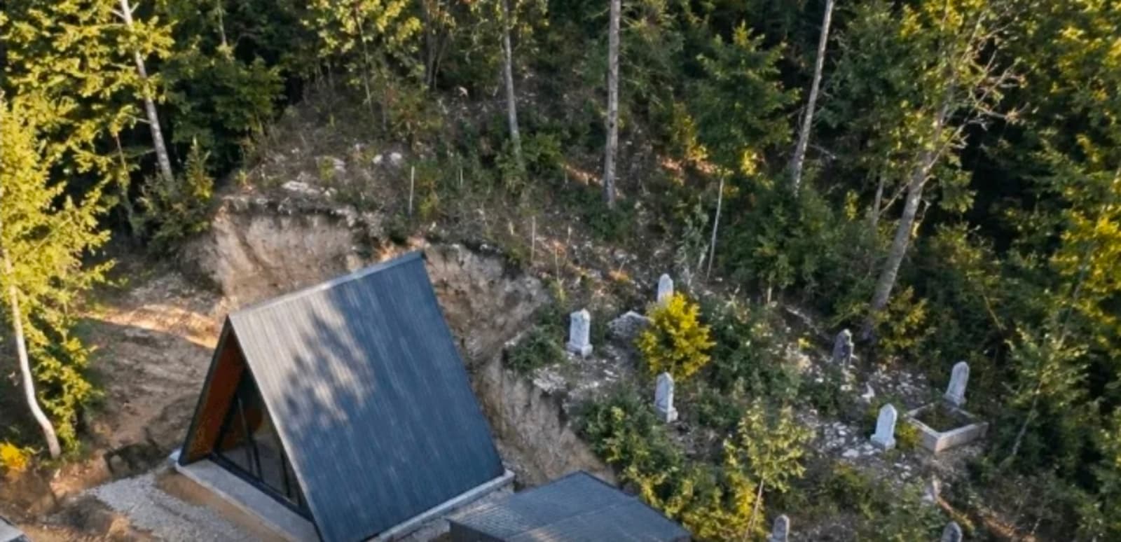 Državna službenica prijavljena da je prekopala mezarje na Palama zbog izgradnje vikendice - slika 1