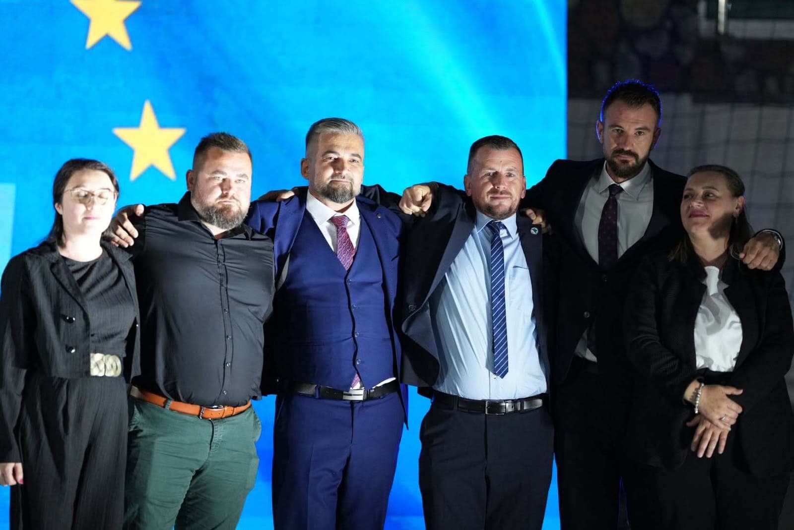 Zagrljaj sinova čiji su očevi stradali na suprotnim stranama obilježio skup NES-a u Velikoj Kladuši - slika 4