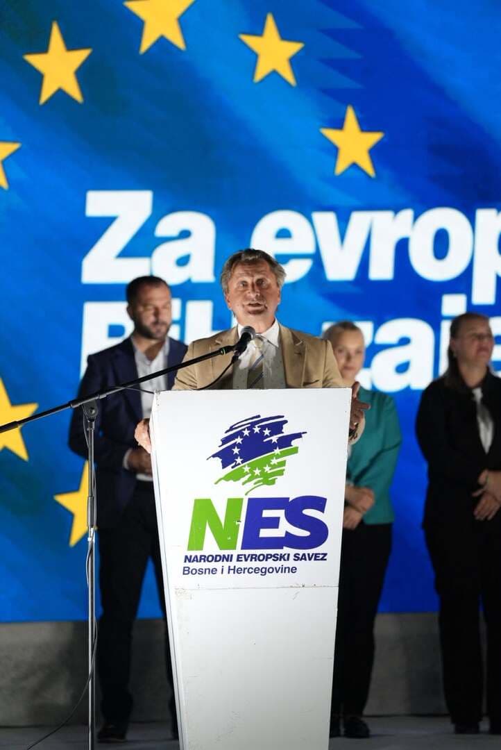 Zagrljaj sinova čiji su očevi stradali na suprotnim stranama obilježio skup NES-a u Velikoj Kladuši - slika 8