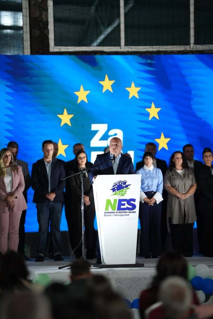 Zagrljaj sinova čiji su očevi stradali na suprotnim stranama obilježio skup NES-a u Velikoj Kladuši - slika 6