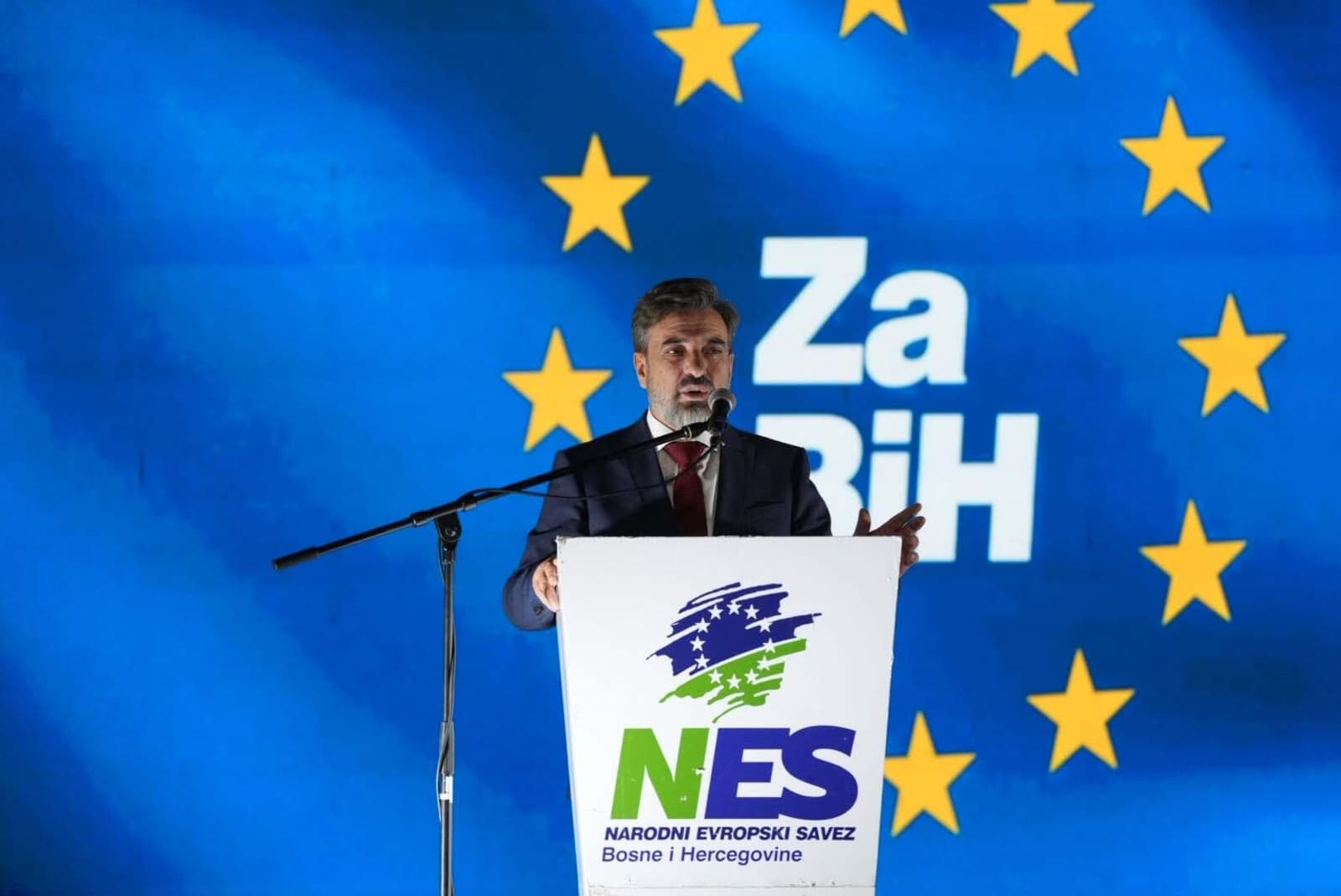 Zagrljaj sinova čiji su očevi stradali na suprotnim stranama obilježio skup NES-a u Velikoj Kladuši - slika 9