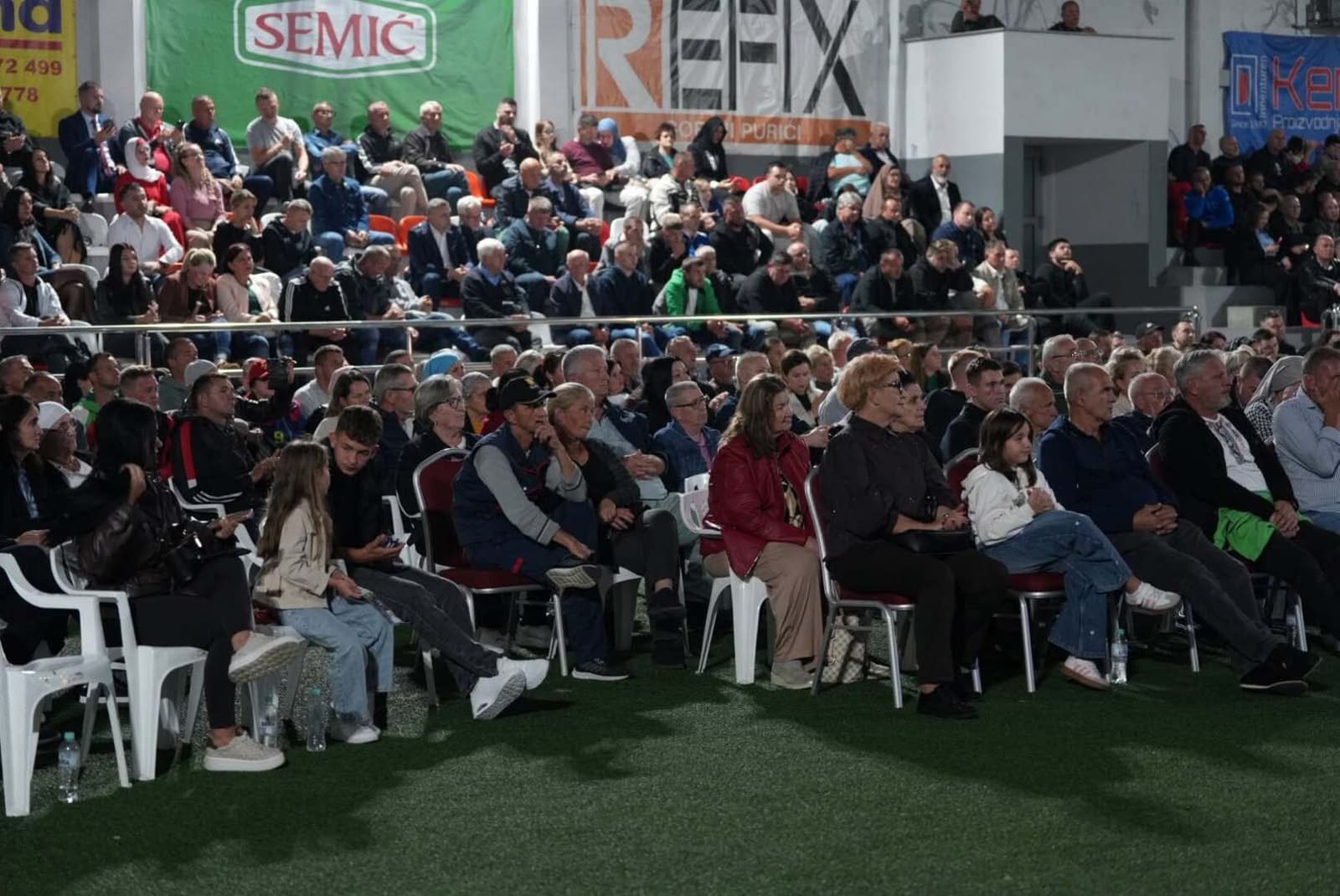 Zagrljaj sinova čiji su očevi stradali na suprotnim stranama obilježio skup NES-a u Velikoj Kladuši - slika 2