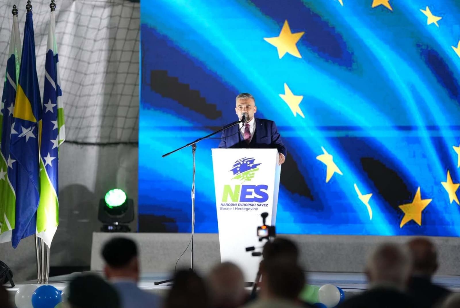Zagrljaj sinova čiji su očevi stradali na suprotnim stranama obilježio skup NES-a u Velikoj Kladuši - slika 7