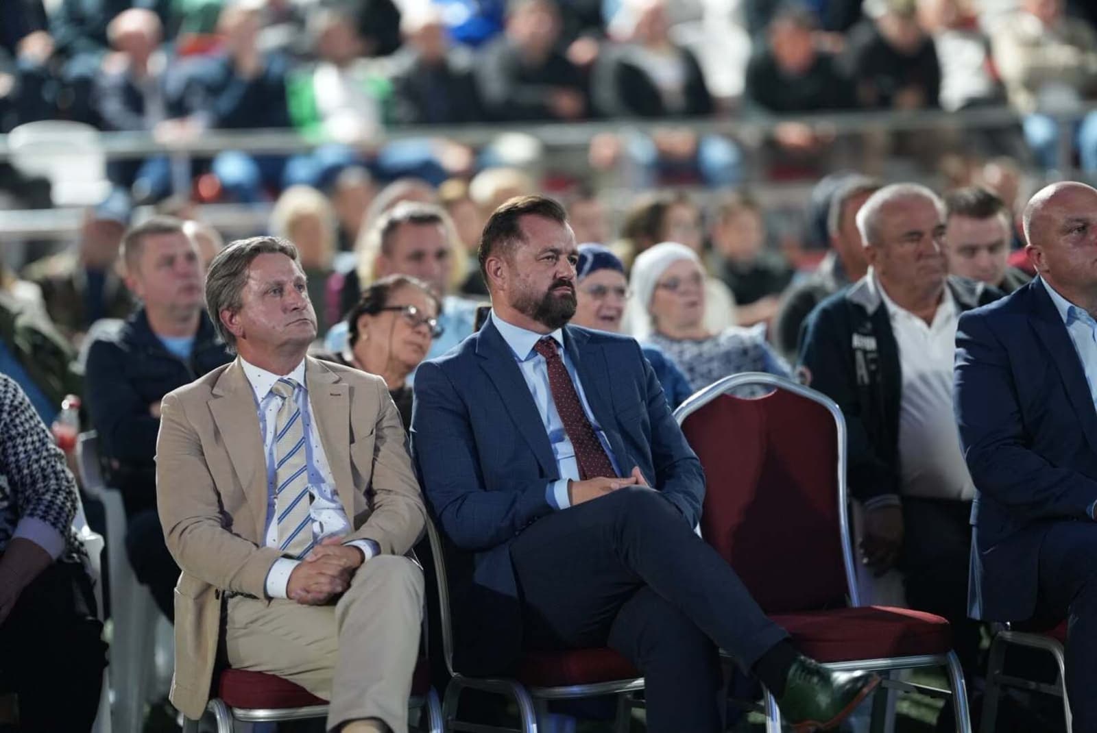 Zagrljaj sinova čiji su očevi stradali na suprotnim stranama obilježio skup NES-a u Velikoj Kladuši - slika 3