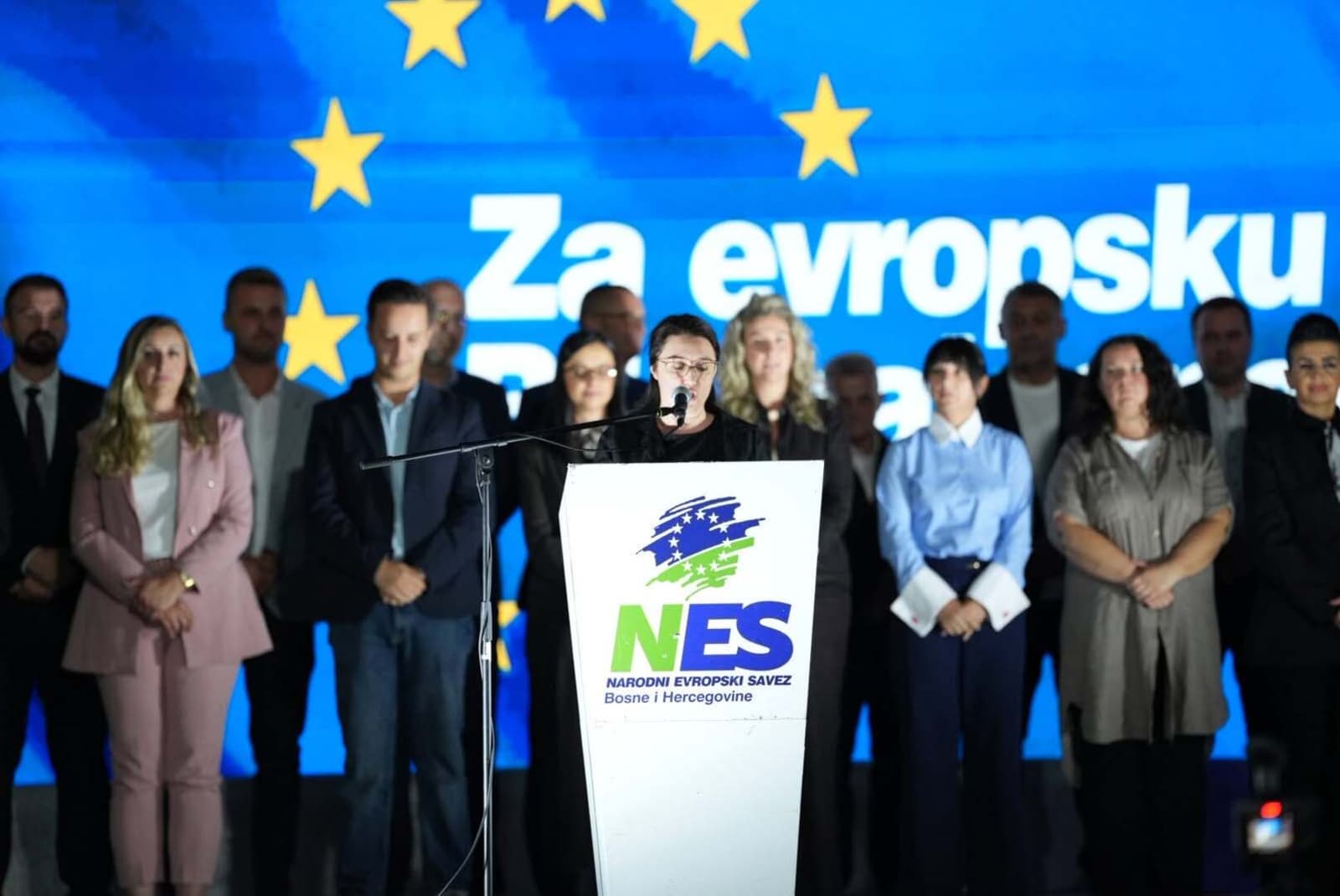 Zagrljaj sinova čiji su očevi stradali na suprotnim stranama obilježio skup NES-a u Velikoj Kladuši - slika 5