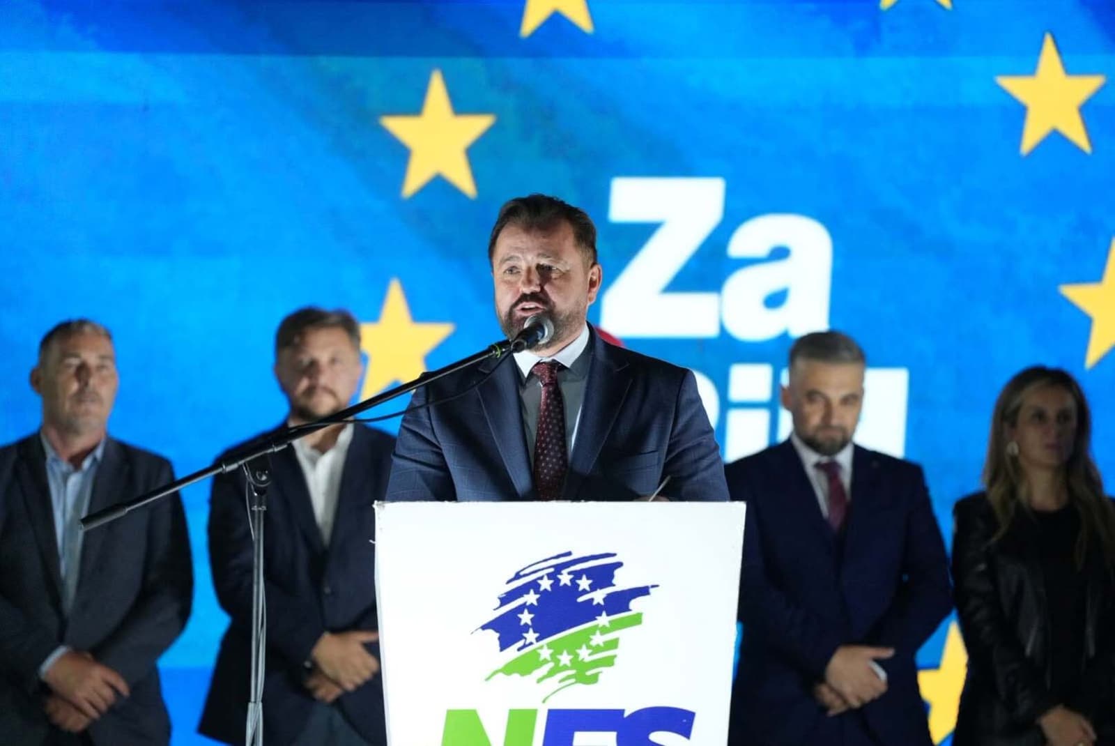 Zagrljaj sinova čiji su očevi stradali na suprotnim stranama obilježio skup NES-a u Velikoj Kladuši - slika 1