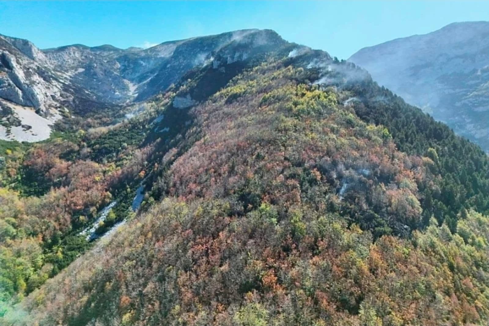 Požar na Čvrsnici i dalje aktivan: Vatrogasci se bore s vatrom, dvije lokacije na strmim liticama nedostupne - slika 1