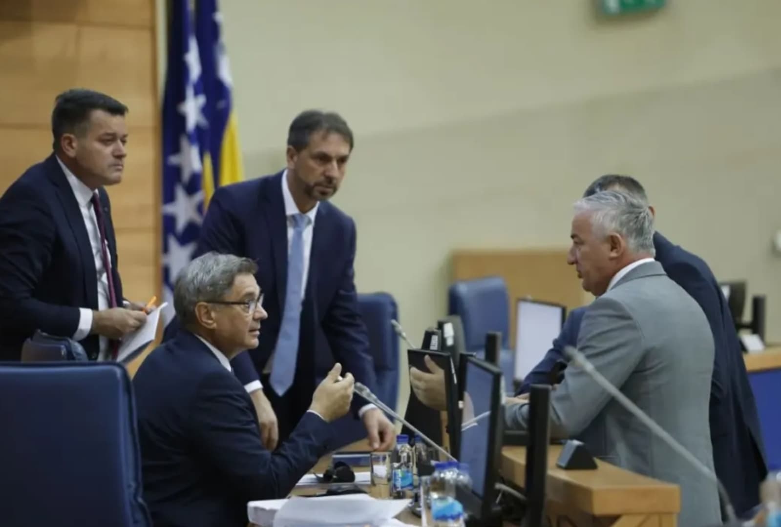 Samo je 7.000 KM mjesečno redovno: Otkad je i zašto kampanja opravdanje za nerad Parlamenta - slika 1