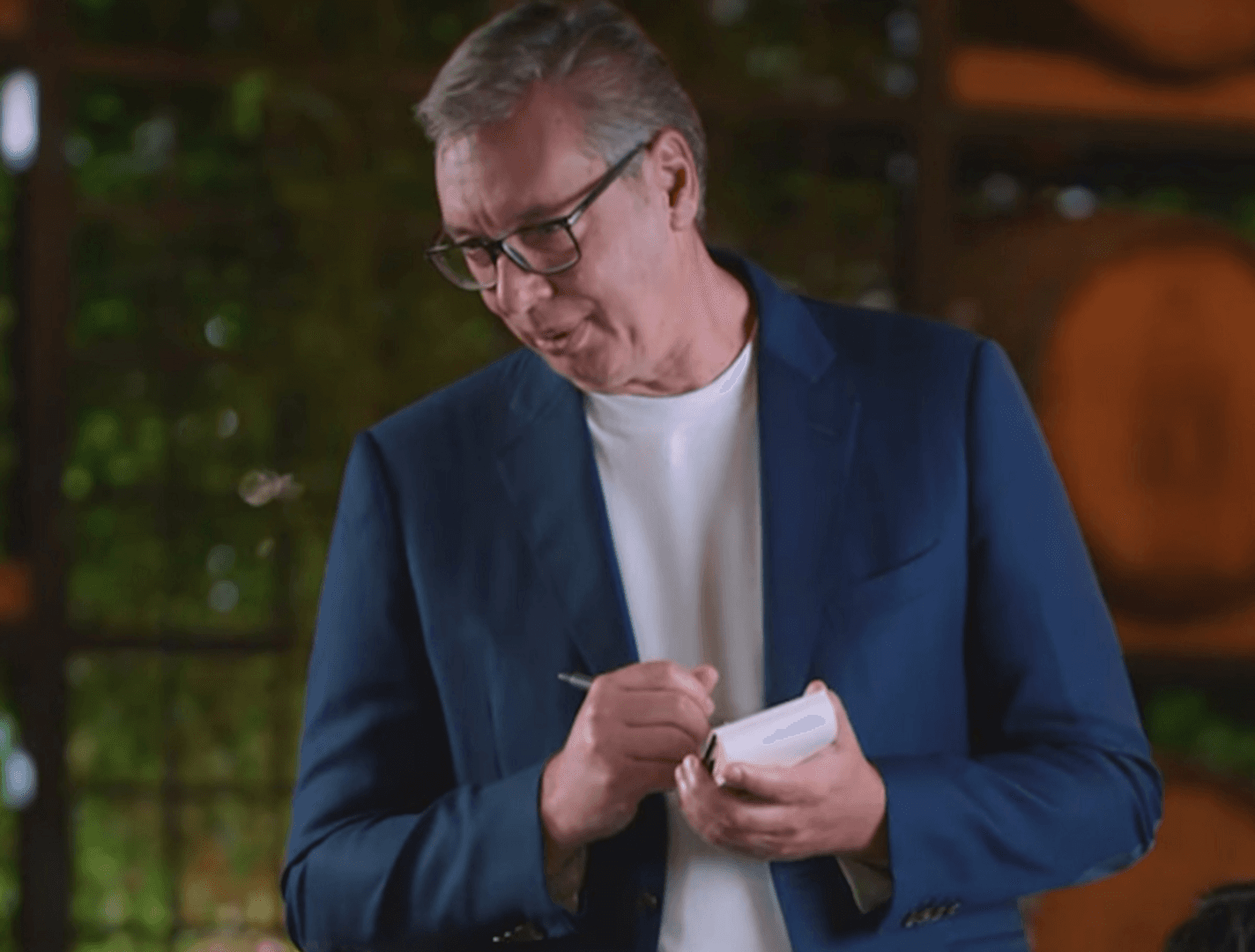 "Šta ćete za desert?": Vučić objavio prvi predizborni spot, glumi konobara - slika 1