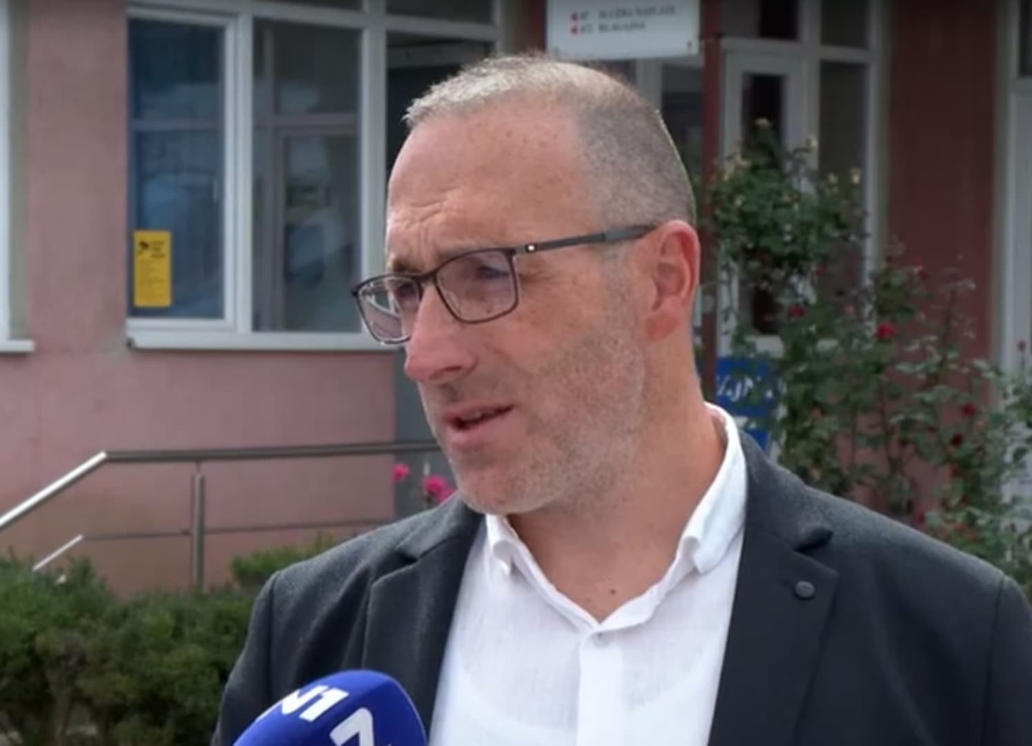 Šerak odgovorio na pitanje zašto voda teče ulicom dok je građani nemaju u kućama - slika 1