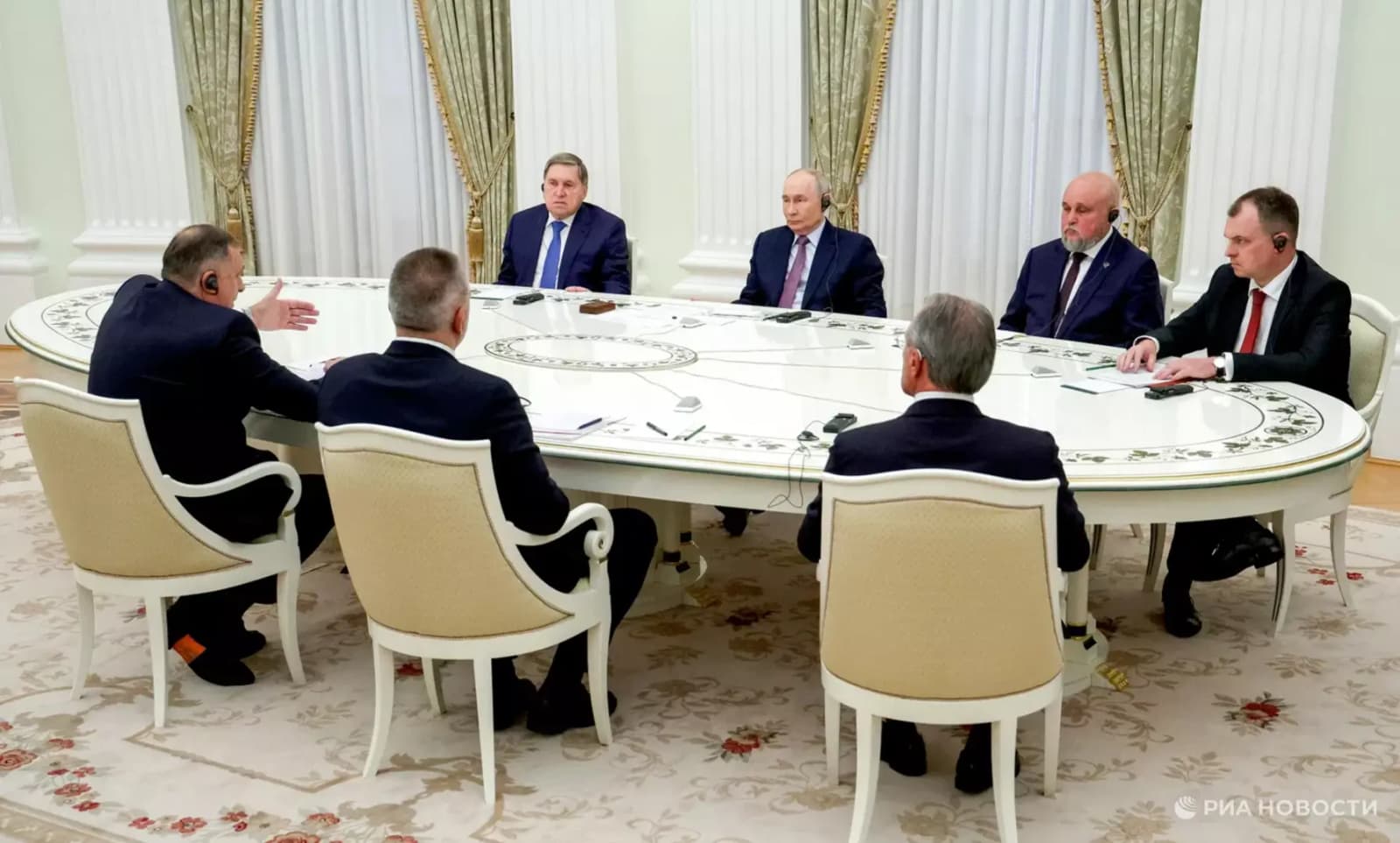 AP: Putin otvoreno podržao Dodika četiri dana pred izbore - slika 1