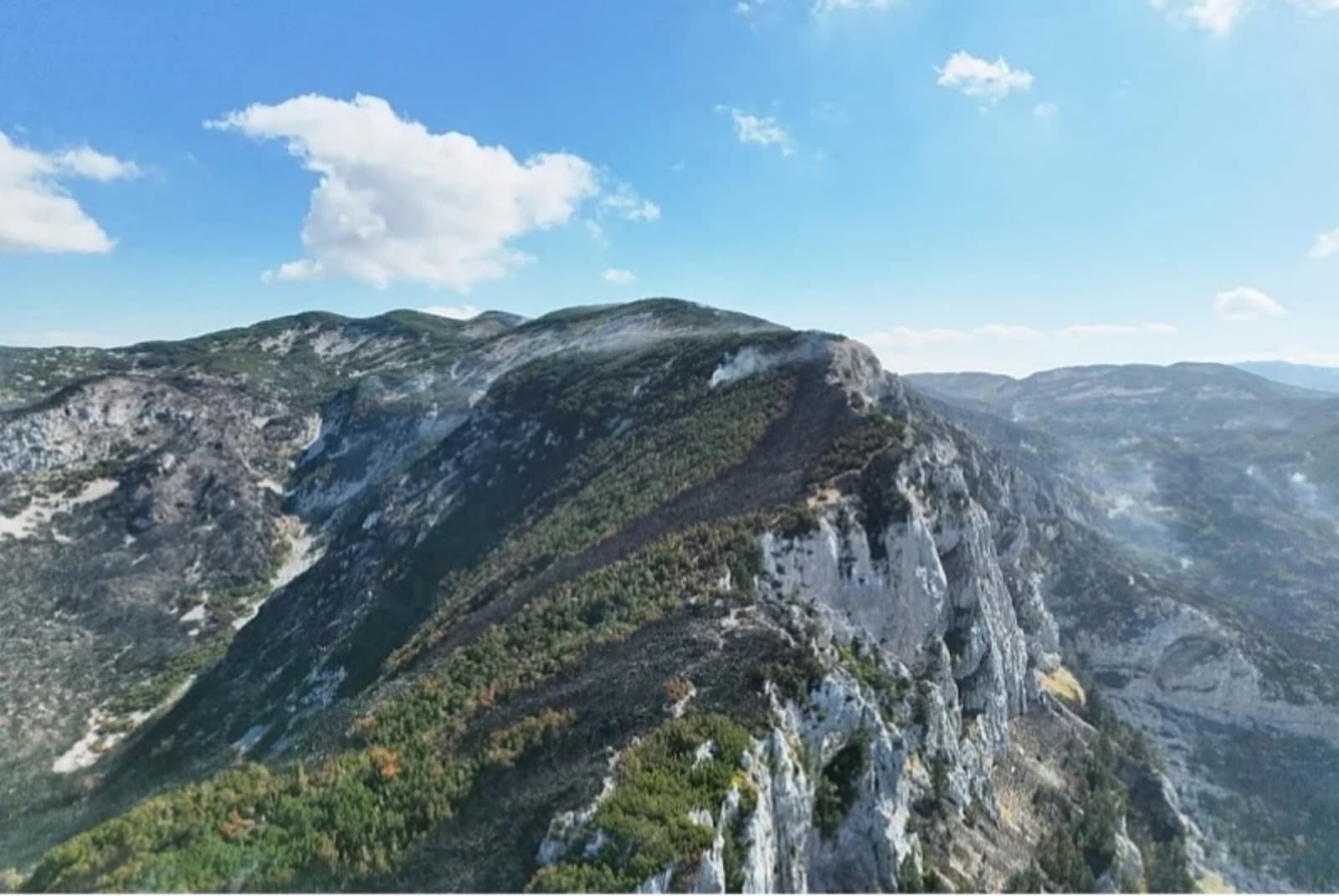 Požar na Čvrsnici i dalje aktivan: Širi se i podzemnim putem kroz korijenje i žile - slika 1