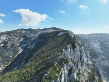 Požar na Čvrsnici i dalje aktivan: Širi se i podzemnim putem kroz korijenje i žile