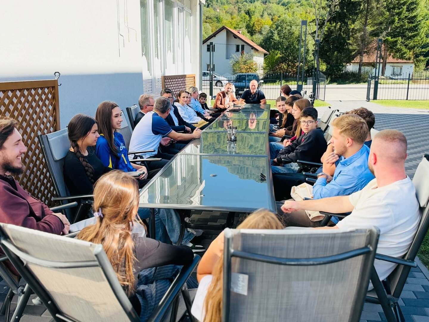 Dizdar srebreničkim školarcima podijelio potpisane dresove Zmajeva - slika 12