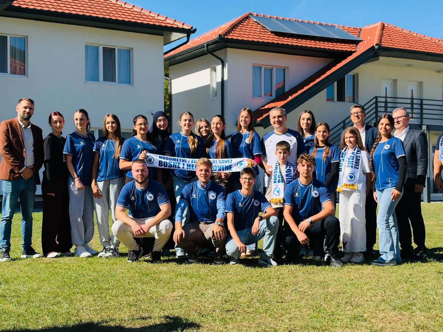 Dizdar srebreničkim školarcima podijelio potpisane dresove Zmajeva - slika 1