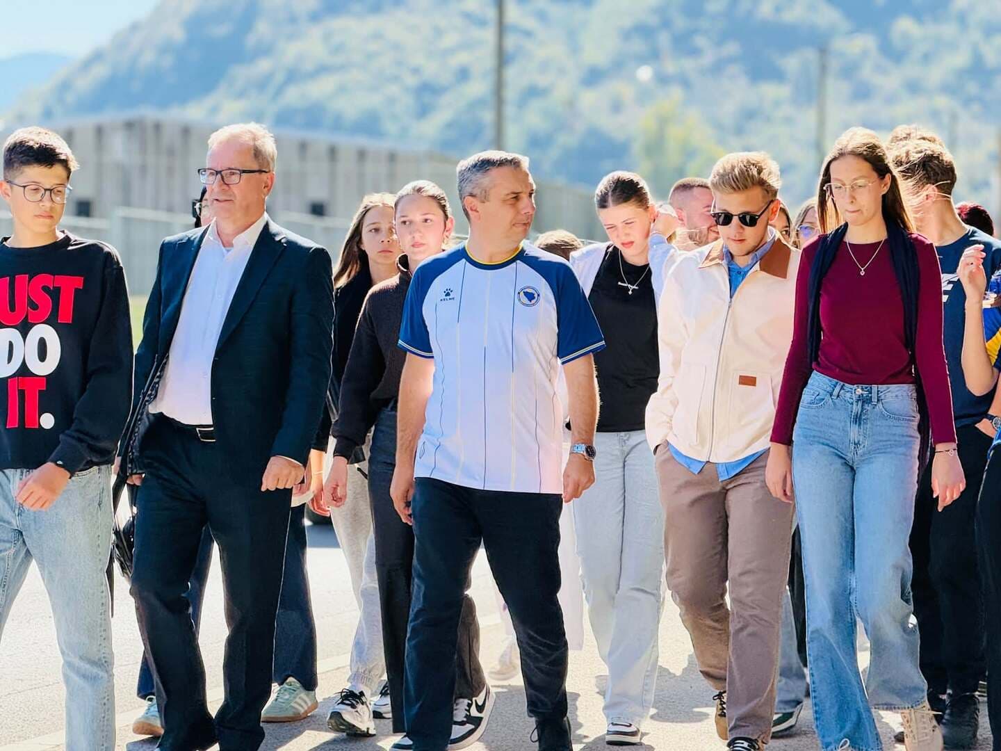Dizdar srebreničkim školarcima podijelio potpisane dresove Zmajeva - slika 6