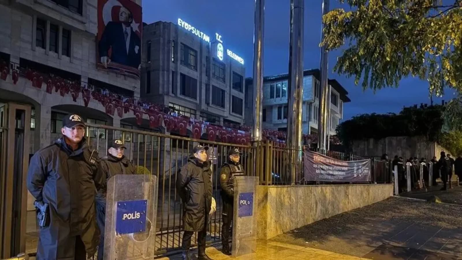Velika operacija u Istanbulu: Uhapšen načelnik Eyüpsultana, privedeno 28 osoba - slika 1