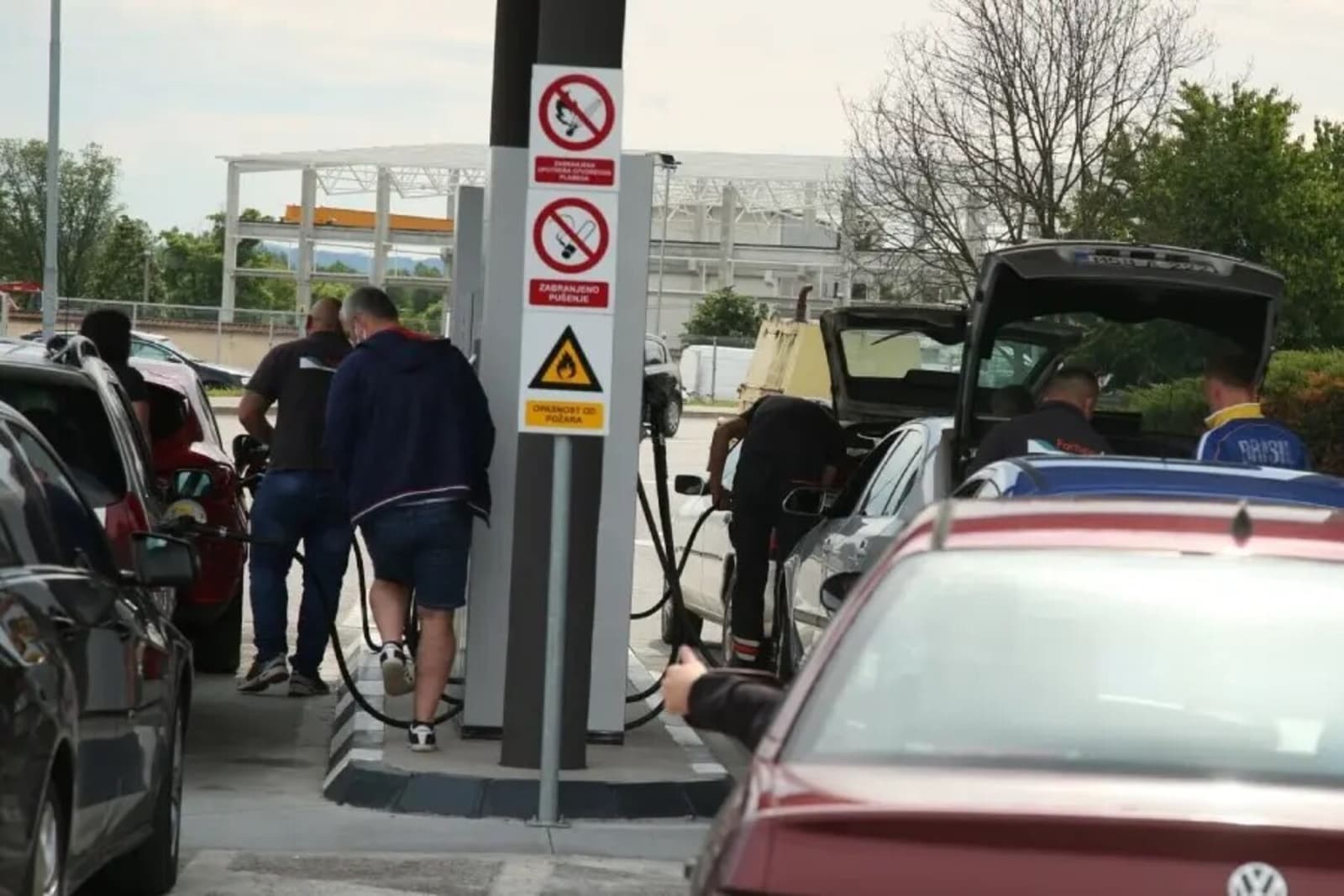 Pojeftinjuje gorivo u Hrvatskoj: Od utorka niže cijene benzina i dizela - slika 1