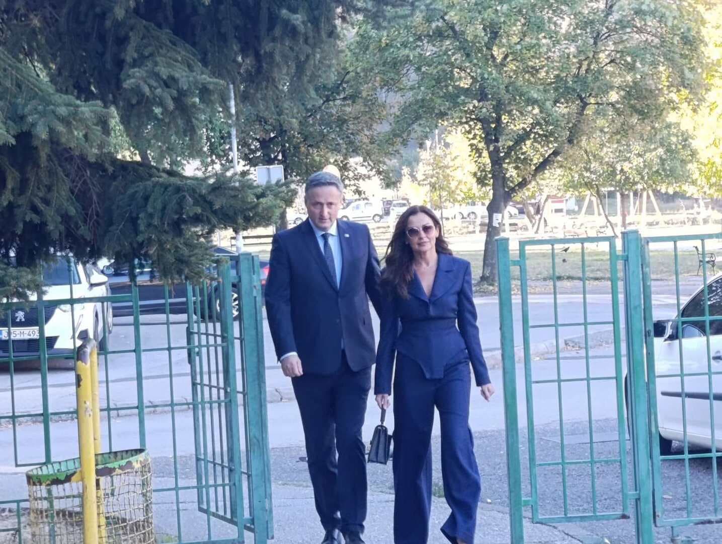 Bećirović sa suprugom glasao u Tuzli - slika 1