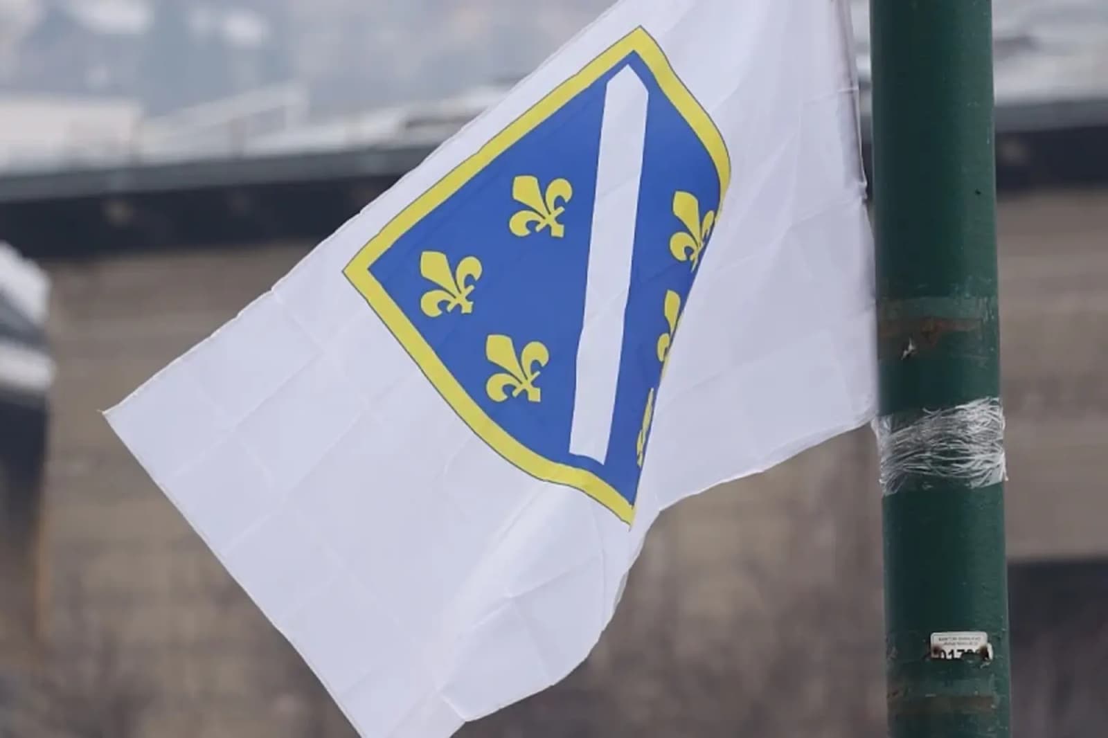 Kiseljak: Pijan krenuo ukloniti zastavu s ljiljanima s mosta, uhapšen je - slika 1