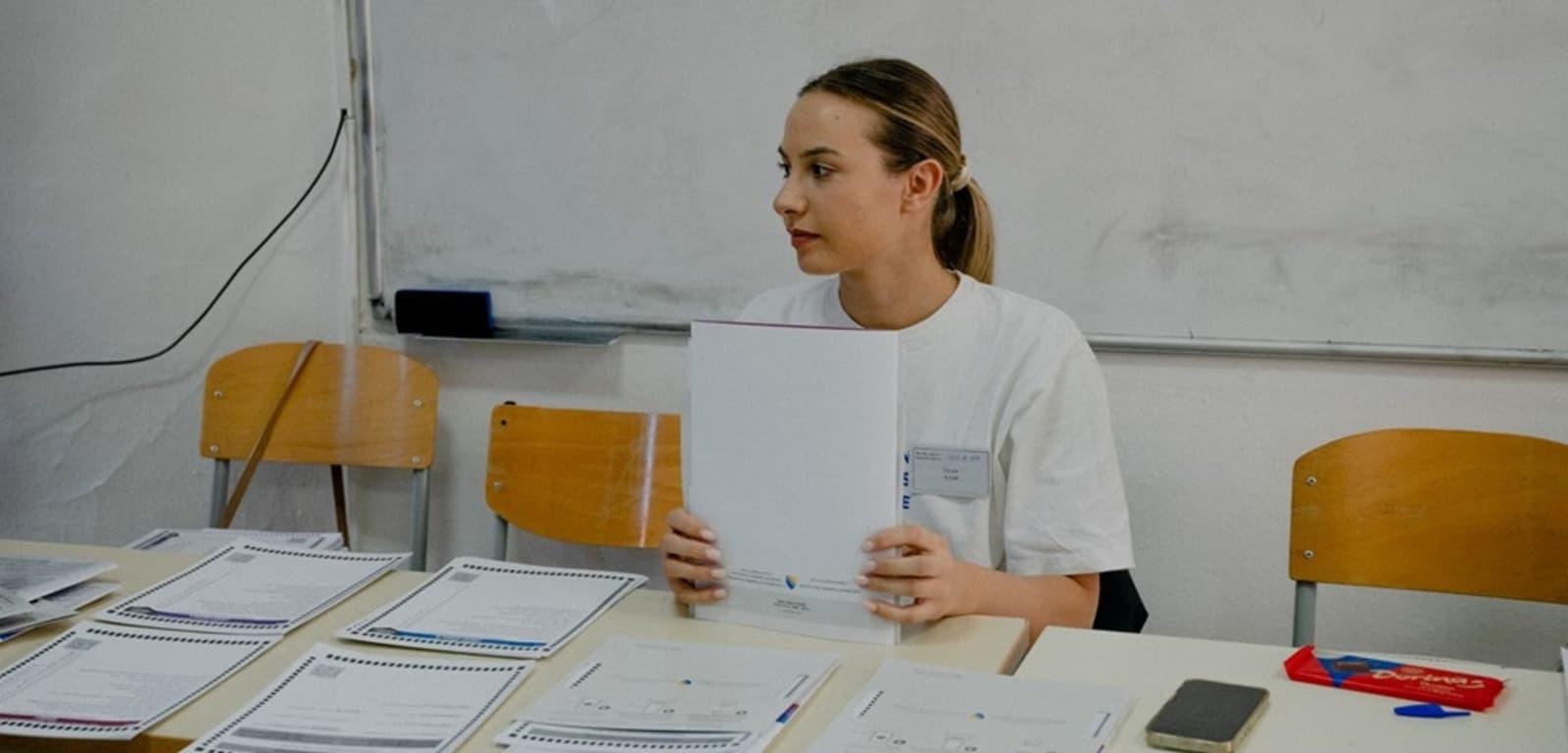Ruske diplomate posmatrale glasanje na Palama, Putin dočekivao birače s plakata - slika 1
