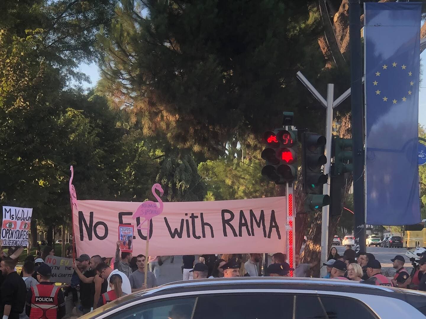 Albanska dijaspora protestovala u Briselu i Beču protiv projekta povezanog s porodicom Trump - slika 1