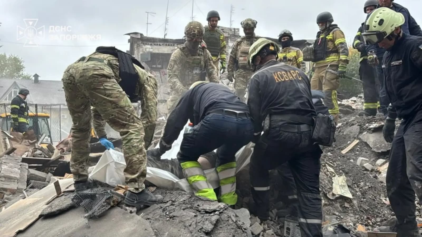 Broj poginulih u ruskom napadu na Zaporožje porastao na 17, među žrtvama troje djece - slika 1