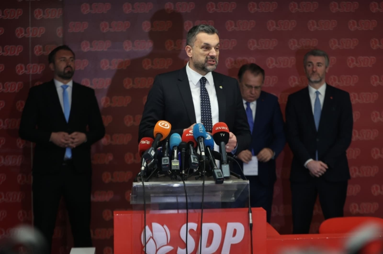 Trojka u mreži vlastitog licemjerja - slika 1