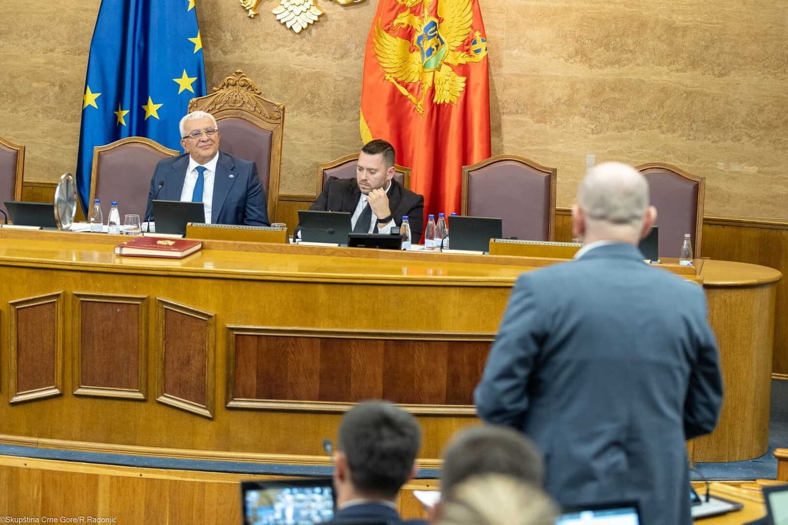 Mandić ostaje na čelu Skupštine Crne Gore, Kenana Strujić-Harbić poručila: Mladić nije heroj, nego kukavica! - slika 1