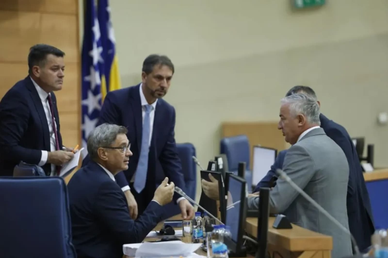 Izbori kao konkurs za najunosnija radna mjesta: Plaće političara i do 8.500 KM - slika 1