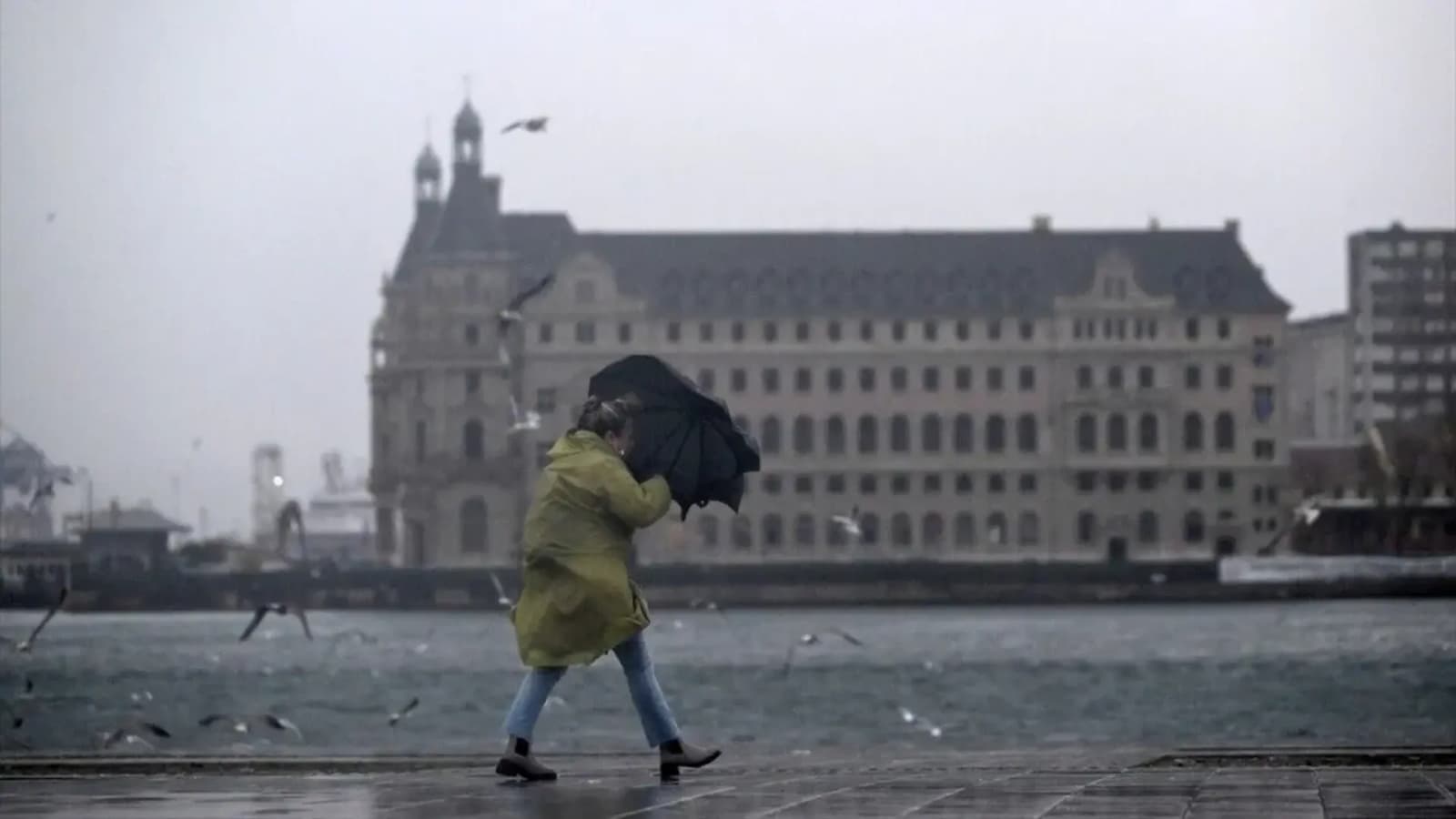 Nevrijeme odnijelo dva života u Istanbulu: Poplavljene ulice, zatvorene škole - slika 1