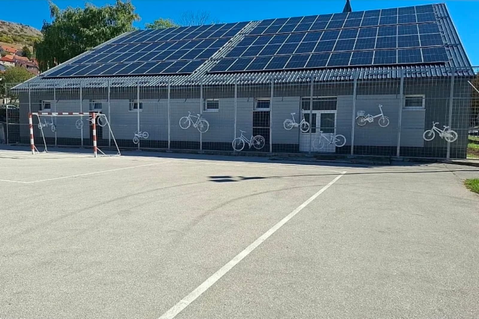 Škola u Livnu proizvodi vlastitu struju, ima solarne panele i baterije za skladištenje energije - slika 1