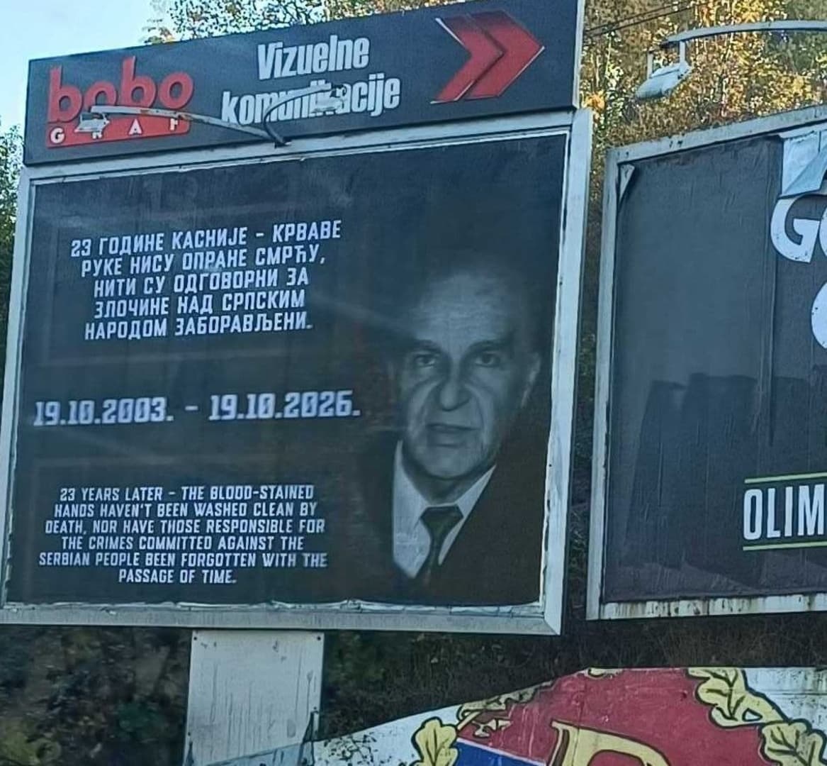 Uklonjen jedan od bilborda protiv Alije Izetbegovića u Istočnom Sarajevu - slika 1