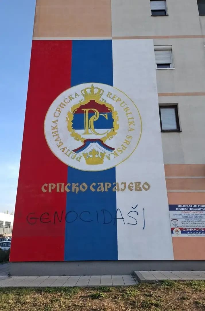 Srpska trobojka u Istočnom Sarajevu išarana natpisom "genocidaši" - slika 1