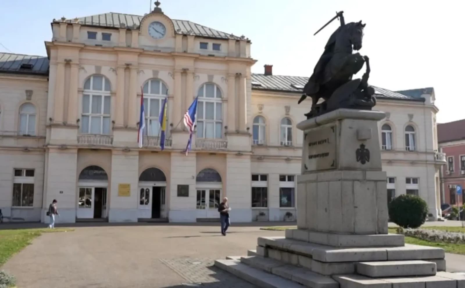 Gradska uprava Bijeljine pred kolapsom: 300 ljudi ostalo bez posla, a nedostaje 90 radnika - slika 1